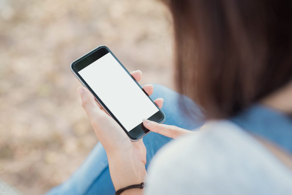 スマートフォンを操作する女性