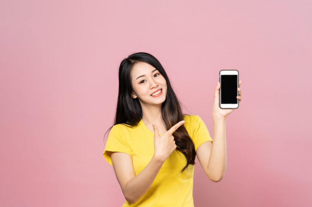 スマホを持っている女性